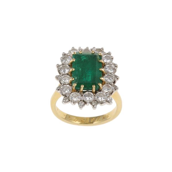 Emerald weighing approximately 4.30 carats and diamond ring. Gemmological Report CISGEM n. 76924