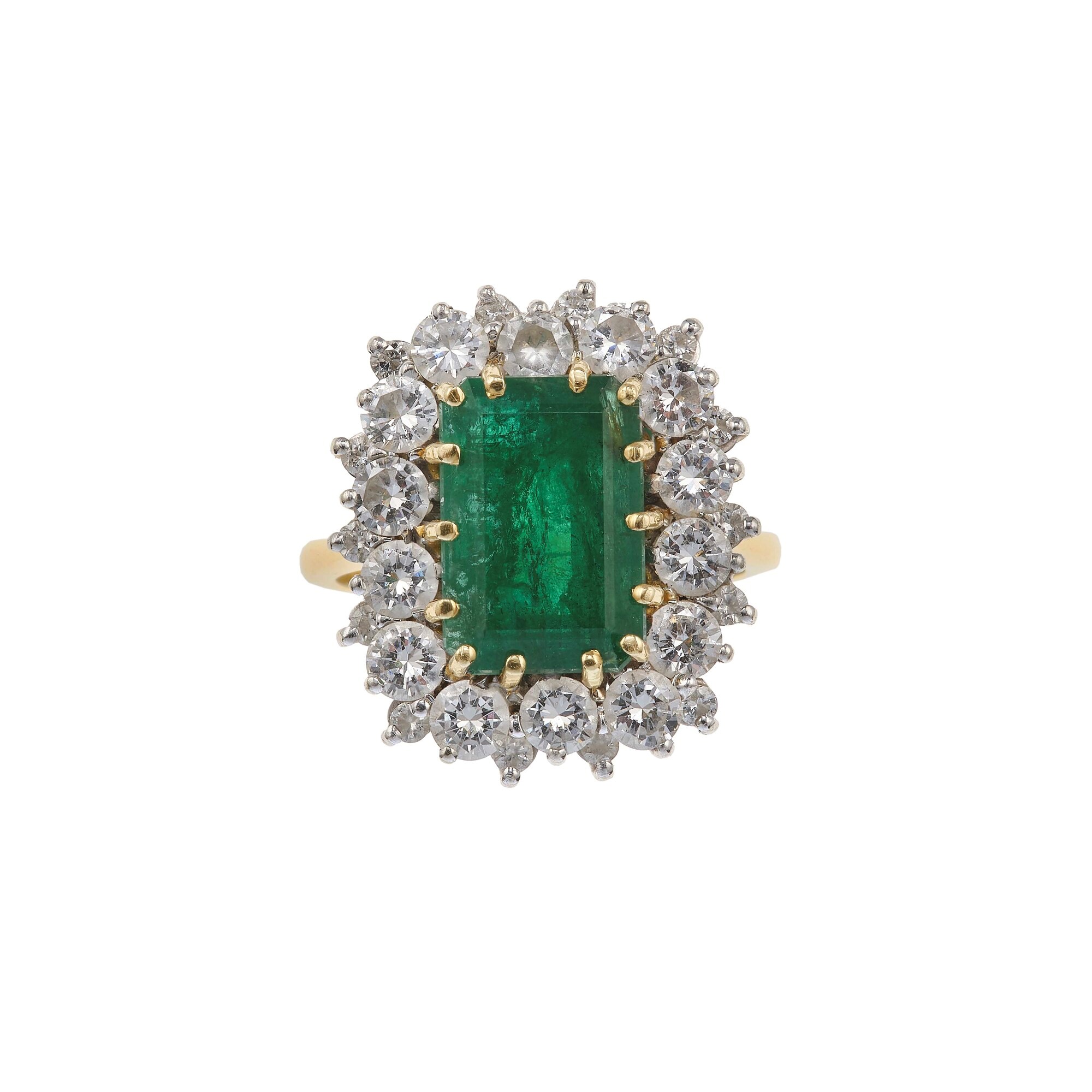Anello con Smeraldo di Ct 4.30 Circa e Diamanti a Contorno