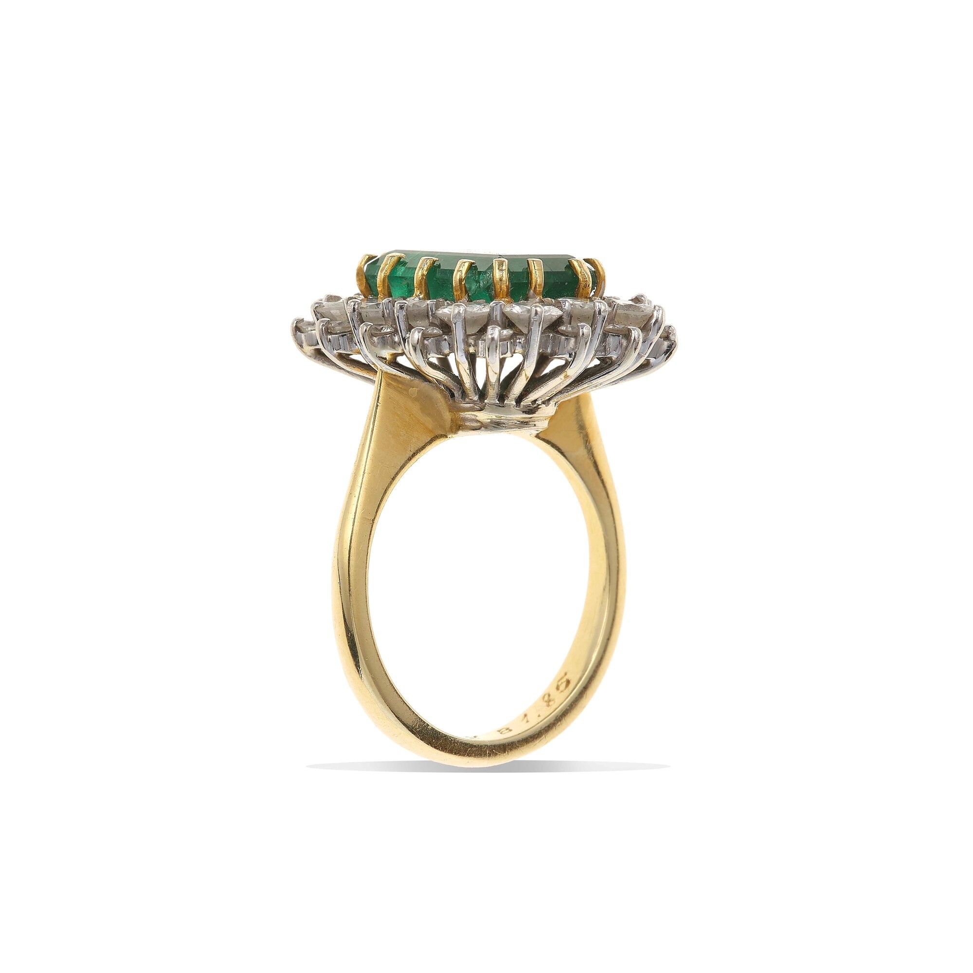 Anello con Smeraldo di Ct 4.30 Circa e Diamanti a Contorno