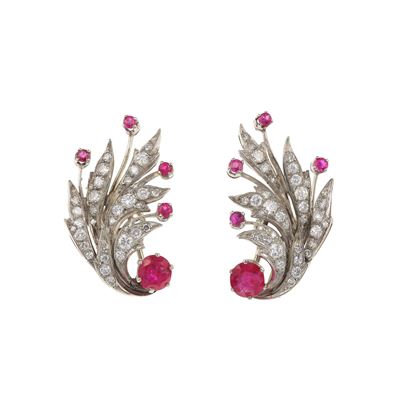 Orecchini in oro bianco con diamanti taglio brillante, taglio huit-huit e rubini