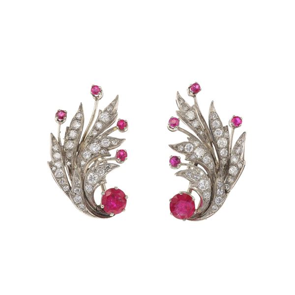 Orecchini con diamanti taglio brillante, taglio huit-huit e rubini