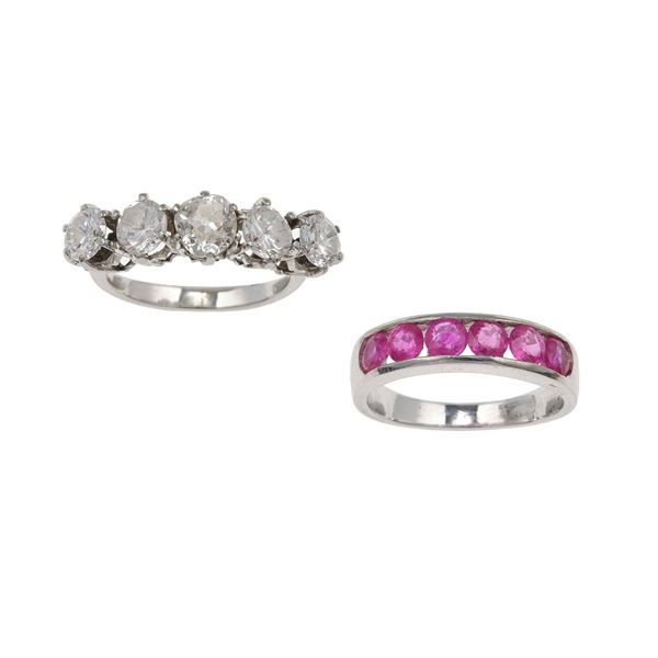 Lotto composto da due demi-riviere una con quattro zirconie cubiche ed un diamante di vecchio taglio e l'altra con rubini sintetici