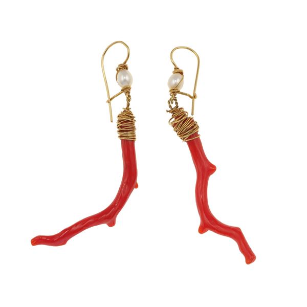 Orecchini pendenti con corallo e piccole perle