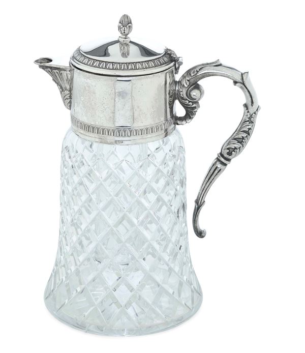 Brocca in cristallo e metallo argentato. XX secolo