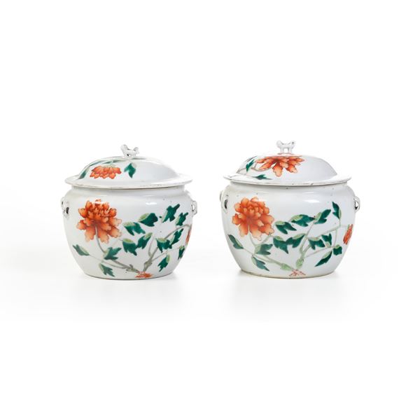 Coppia di potiches in porcellana a motivi floreali, Cina, Dinastia Qing, XIX secolo