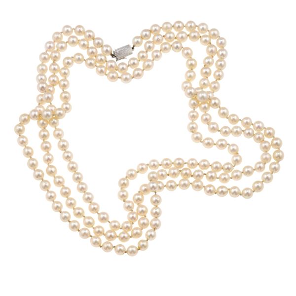 Lunga collana di perle coltivate