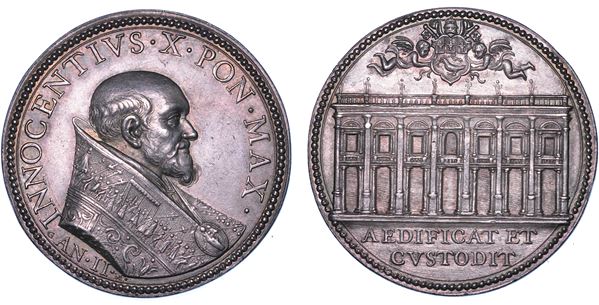 STATO PONTIFICIO. INNOCENZO X (Giovanni Battista Pamphilj), 1644-1655. Medaglia annuale in argento A. II. Costruzione del Palazzo Capitolino.