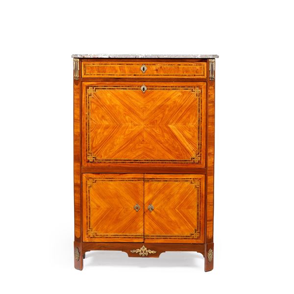 Secretaire in legno lastronato e filettatato con applicazioni in bronzo dorato. XVIII-XIX secolo