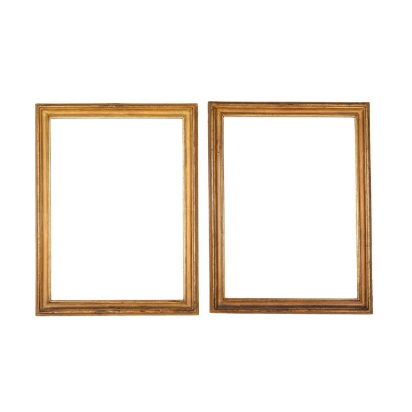 Coppia di cornici a sagoma "Salvator Rosa" in legno laccato e dorato. Roma XVIII secolo