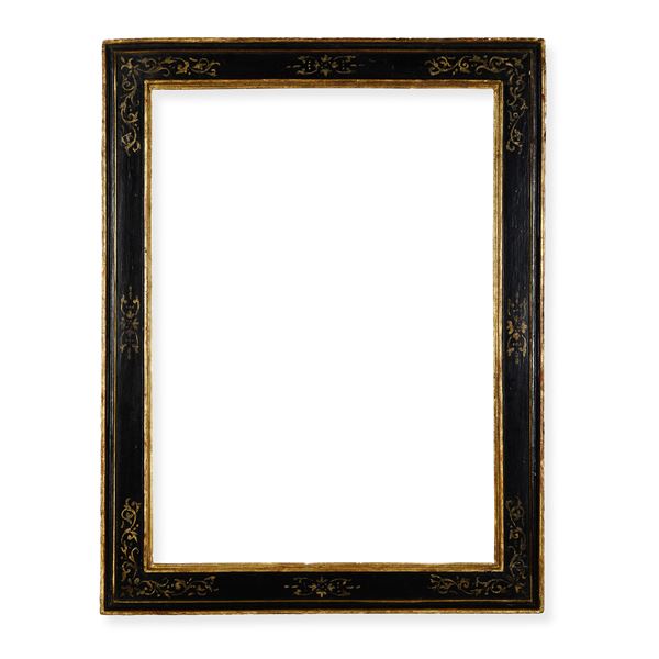 Cornice a cassetta in legno ebanizzato con racemi dorati. Toscana XVII secolo