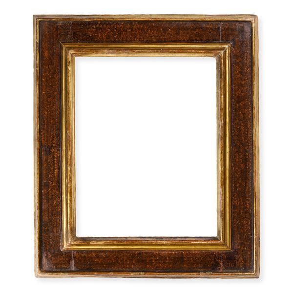 Cornice a cassetta in legno laccato e dorato. Marche XVII secolo