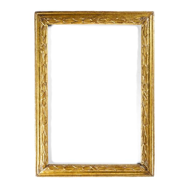 Cornice in legno dorato. Italia centrale XVIII secolo