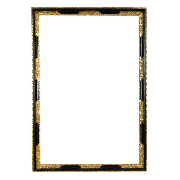 Cornice in legno intagliato, ebanizzato e dorato. Veneto XVIII secolo