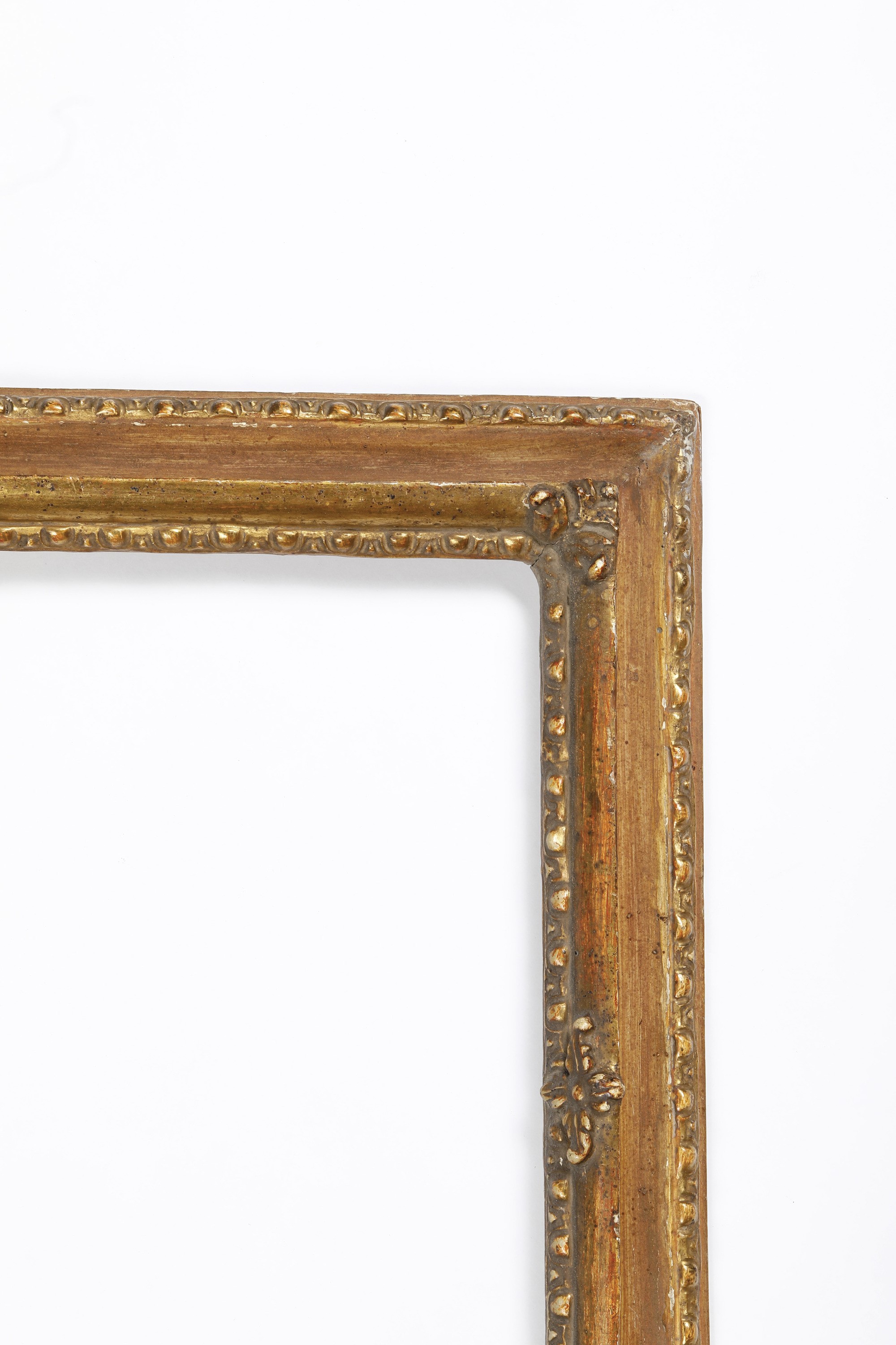 Cornice in Legno Laccato e Dorato con Decori in Pastiglia. XVIII Secolo