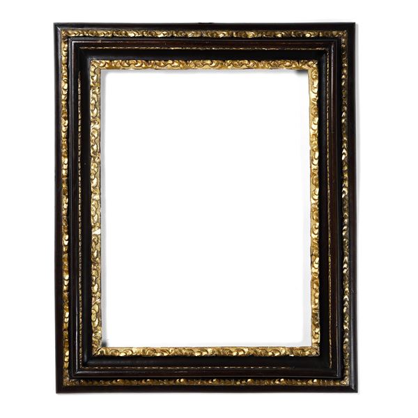 Cornice a sagoma Salvator Rosa in legno ebanizzato e laccato. Roma XVIII secolo