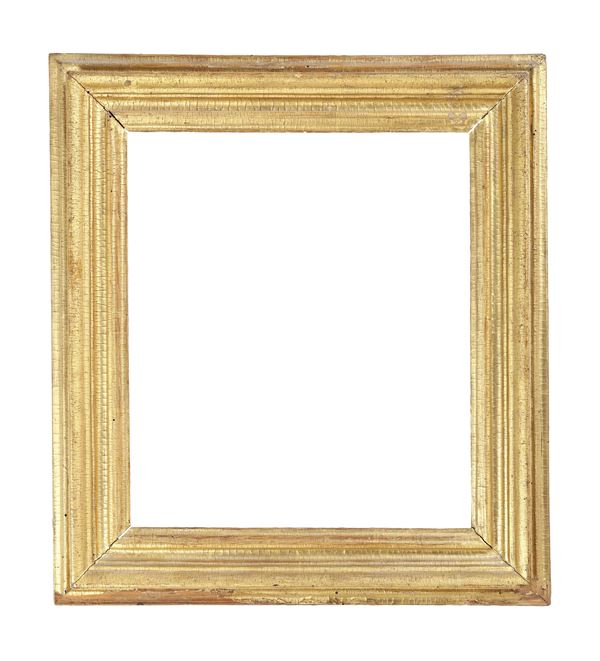 Cornice a sagoma Salvator Rosa in legno dorato. Italia centrale XVIII secolo