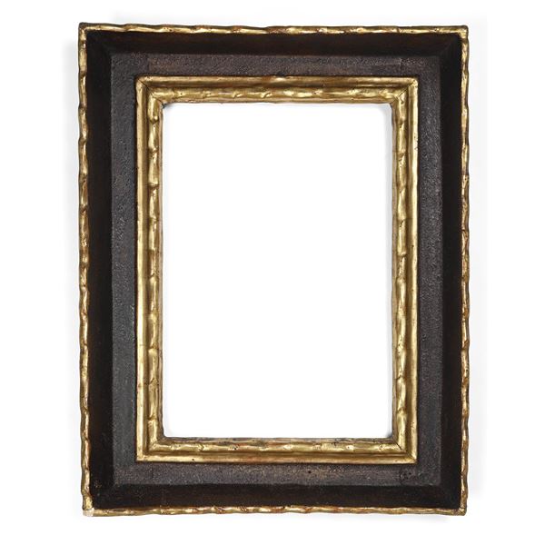 Cornice in legno dipinto e dorato con sagoma a vassoio chiuso. Bologna XVII-XVIII secolo