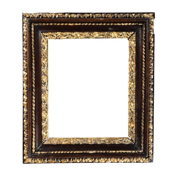 Cornice a sagoma Salvator Rosa in legno di noce e legno dorato. Roma XVIII secolo