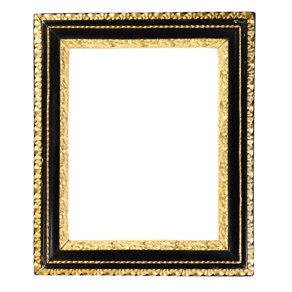 Cornice a sagoma Salvator Rosa ebanizzata e dorata. Italia centrale XVIII secolo