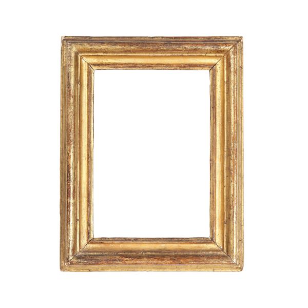 Cornice a sagoma Salvator Rosa in  legno dorato. Italia centrale XVIII secolo