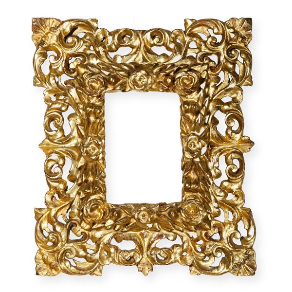 Cornice in legno intagliato e dorato. Spagna XVII secolo