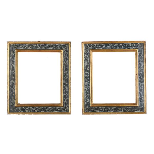 Coppia di cornici a cassetta in legno marmorizzato azzurro e dorato. Marche