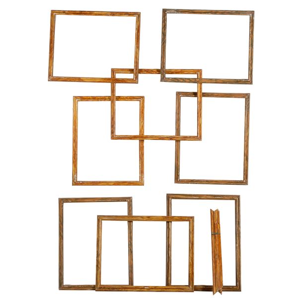 Ventidue cornici a sagoma Salvator Rosa in legno laccato. Marche, XVIII secolo