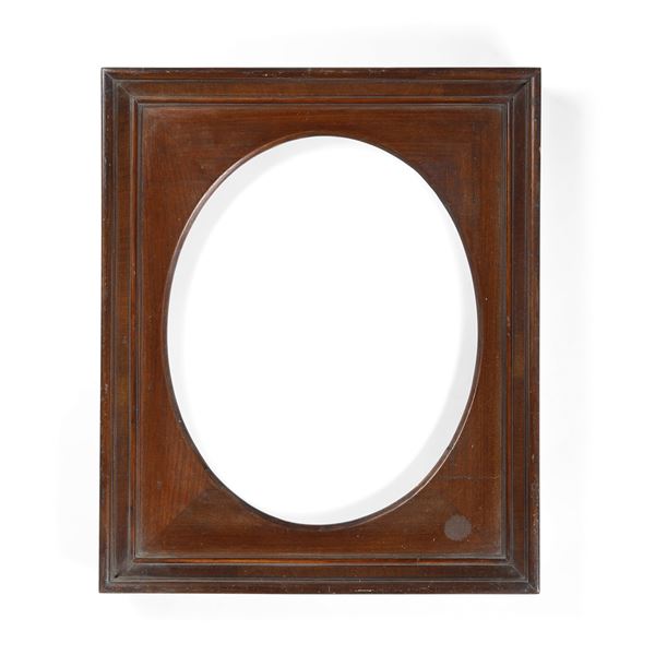 Cornice in noce a luce ovale. XIX secolo