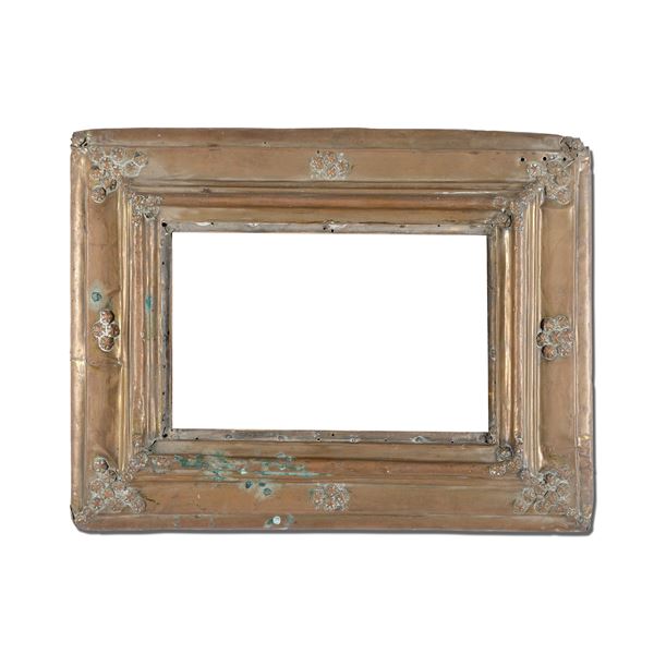 Cornice rivestita di lamierino di ottone sbalzato. XVIII secolo