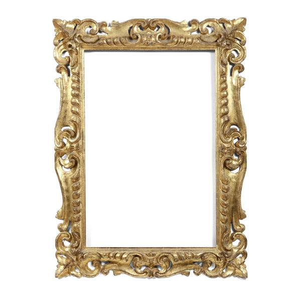 Cornice tipo "Palatina" in legno intagliato e dorato. XX secolo