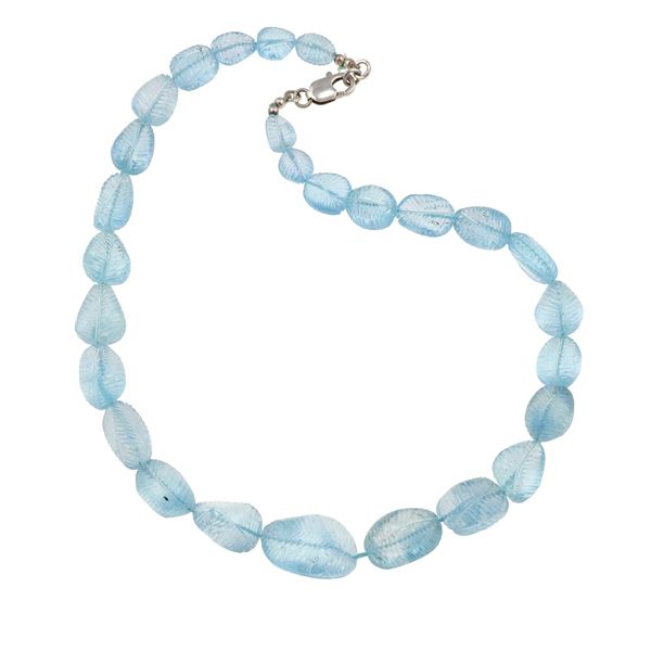 Collana con topazi azzurri incisi