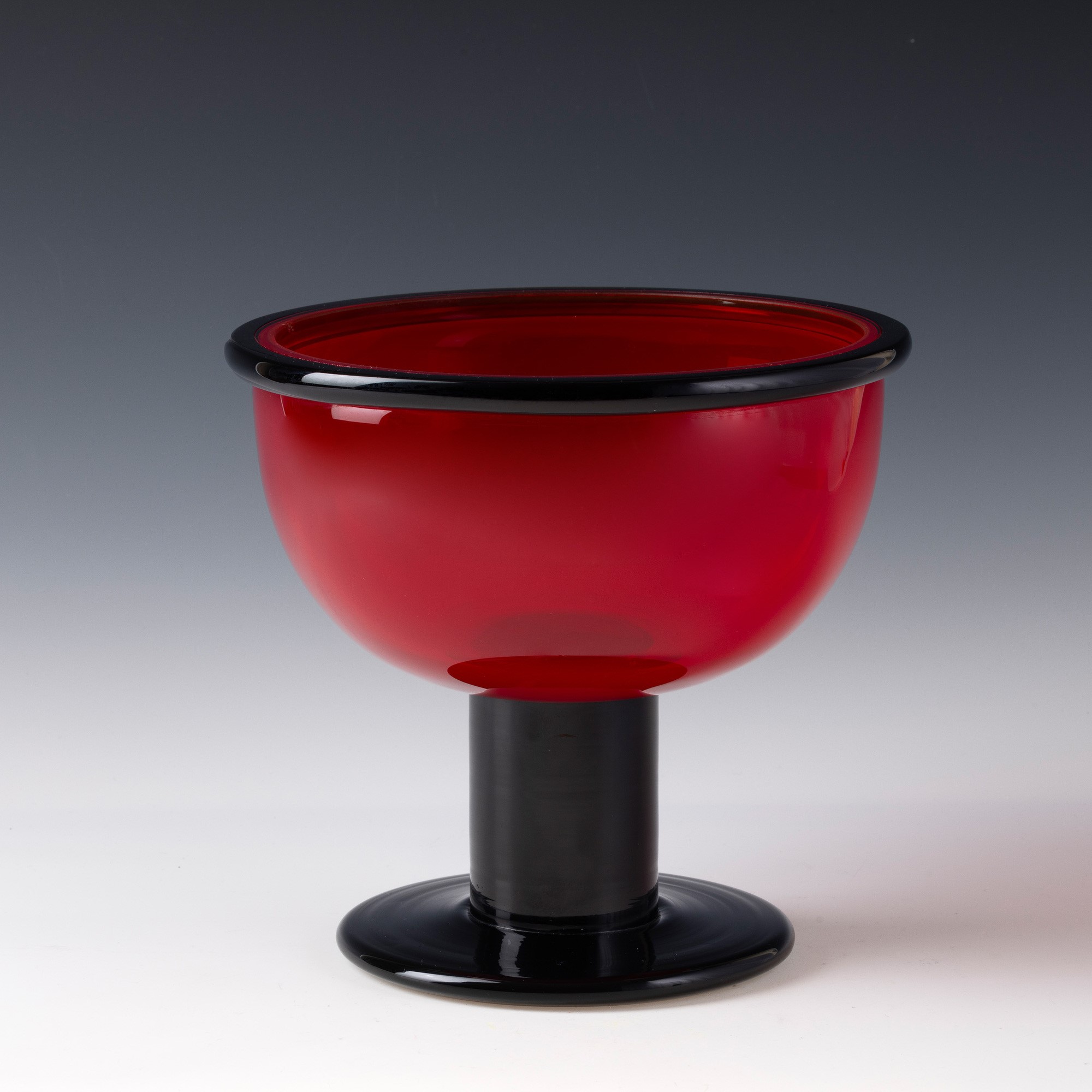 Ettore Sottsass - Coppa Aulica in vetro soffiato rosso, Murano 1977
