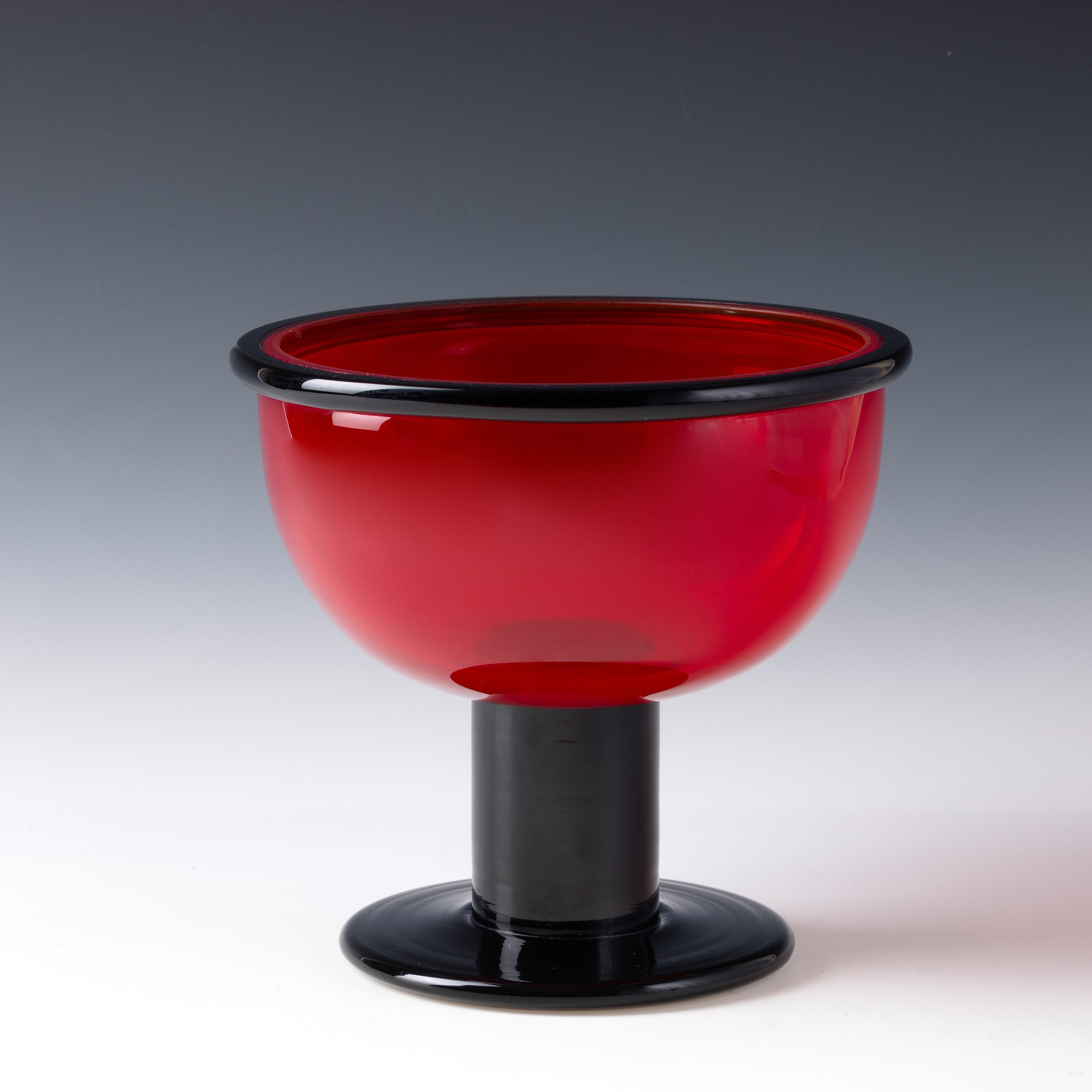 Ettore Sottsass - Coppa Aulica in vetro soffiato rosso, Murano 1977