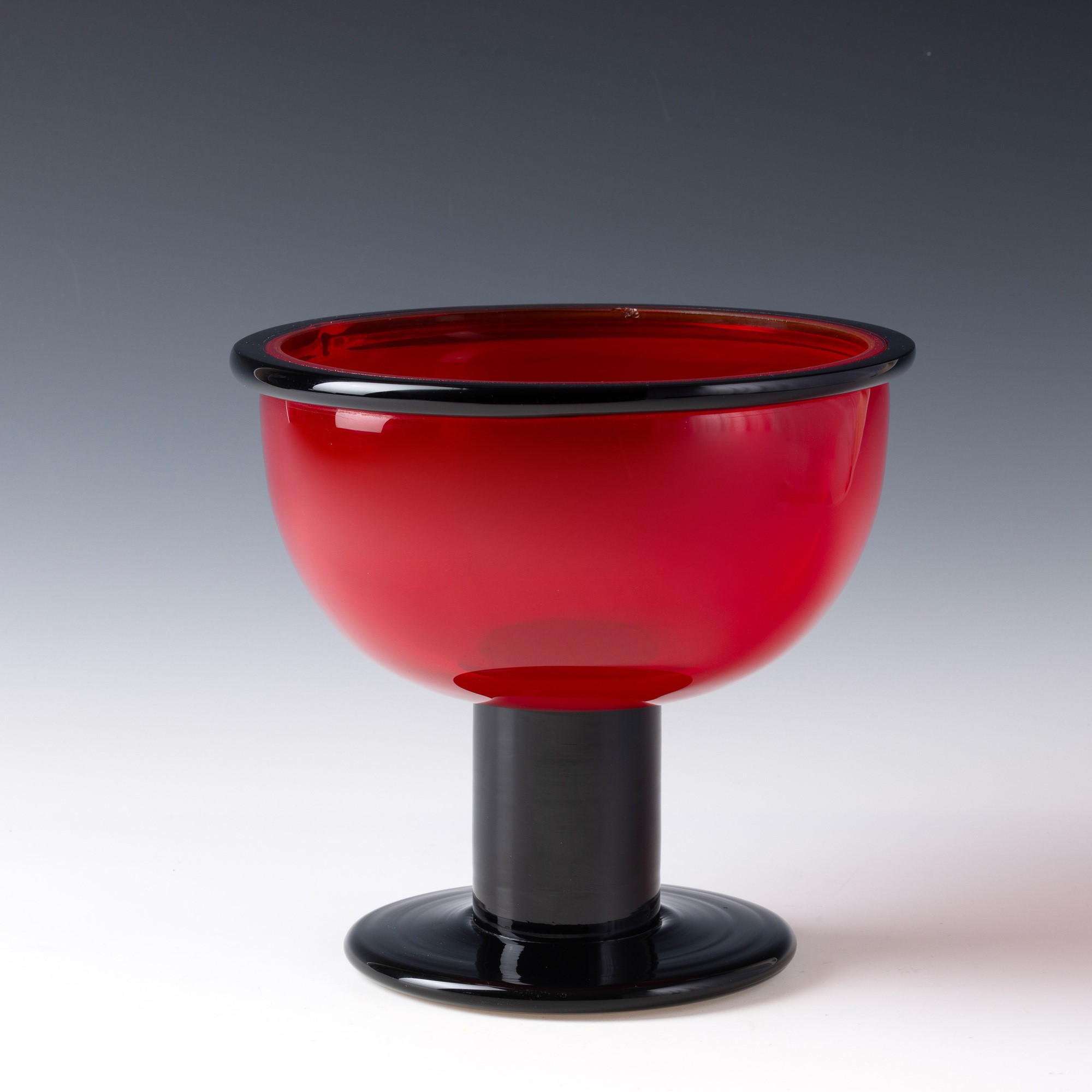 Ettore Sottsass - Coppa Aulica in vetro soffiato rosso, Murano 1977