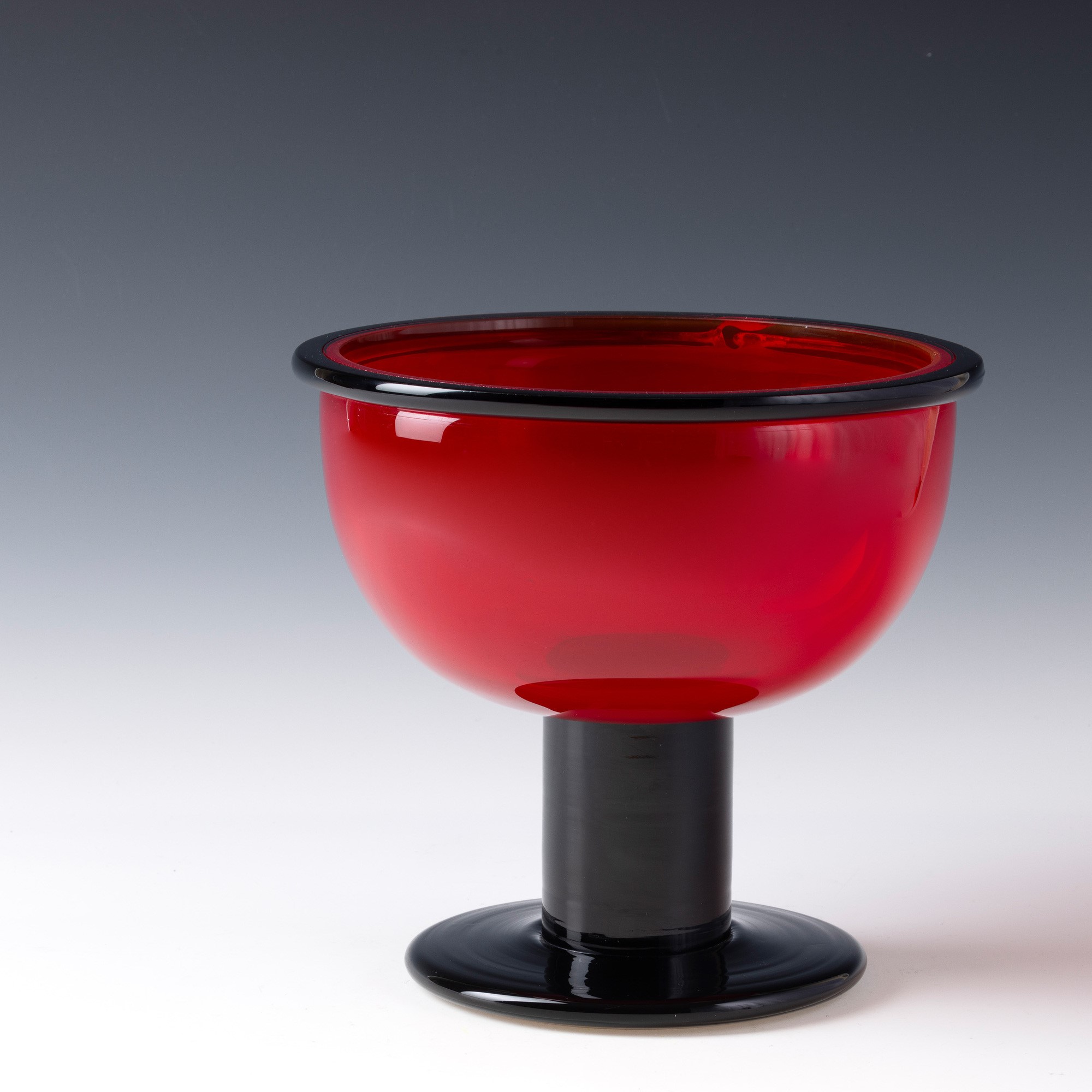 Ettore Sottsass - Coppa Aulica in vetro soffiato rosso, Murano 1977
