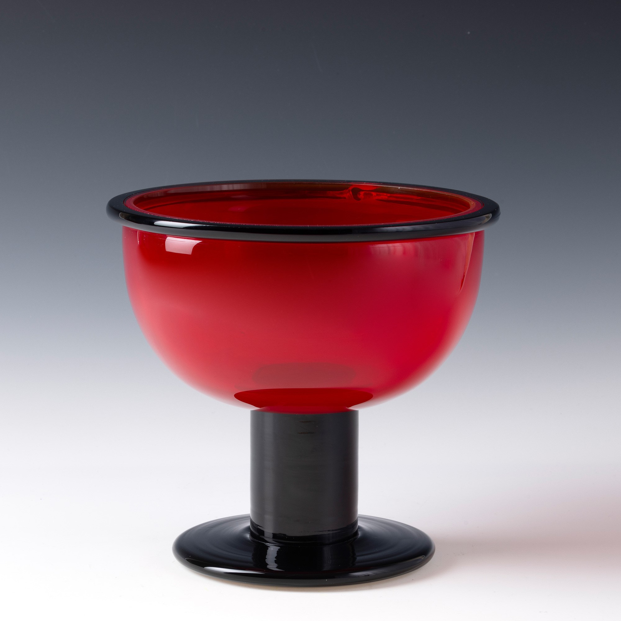 Ettore Sottsass - Coppa Aulica in vetro soffiato rosso, Murano 1977
