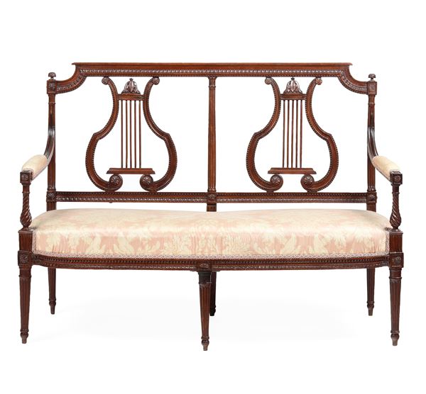 Divanetto in legno intagliato. XVIII-XIX secolo