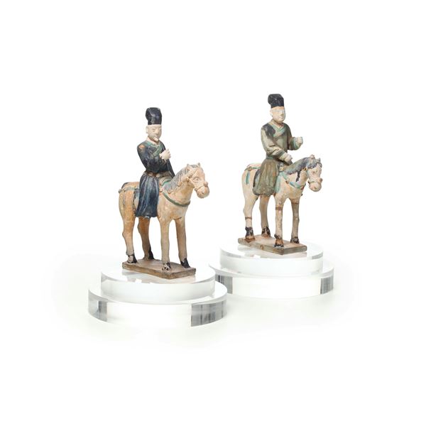 Coppia di statuette in terracotta raffiguranti cavalieri equestri, Cina fine XVII secolo