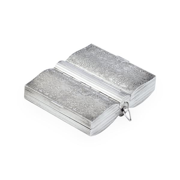 Argenteria artistica milanese del XX secolo. Argentieri F.lli Cacchione Trousse a foggia di carnet da ballo