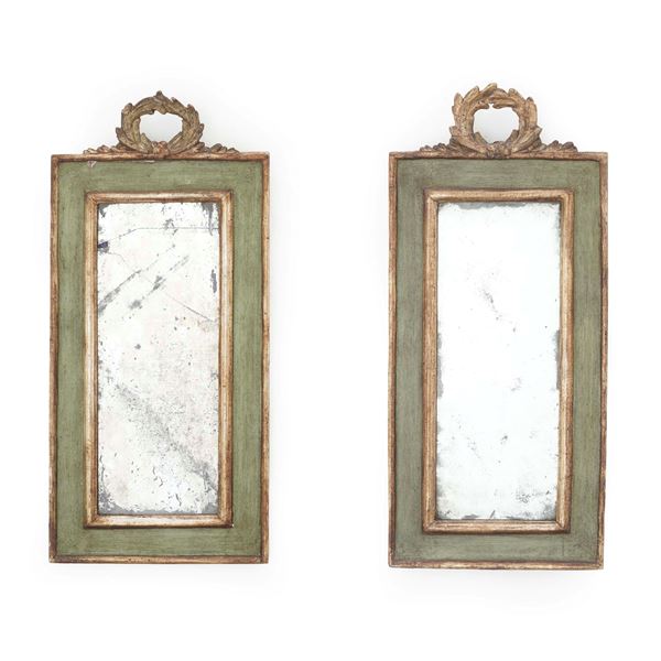 Coppia di piccole specchiere in legno laccato e dorato, Italia centrale, XIX secolo
