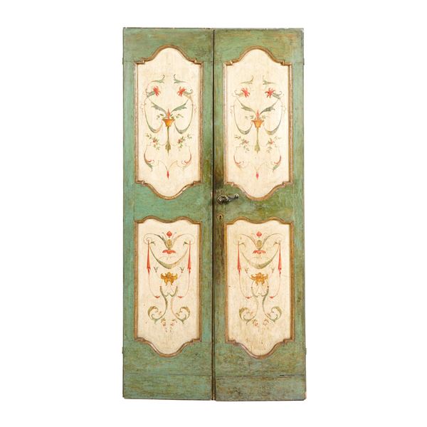 Porta a due ante in legno dipinto, laccato e dorato. Italia centrale, stile XVIII secolo