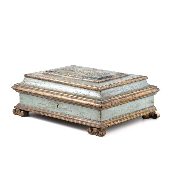 Scatola da cucito in legno laccato, dipinto e dorato, all’interno vari scomparti. Italia centrale, XVIII secolo