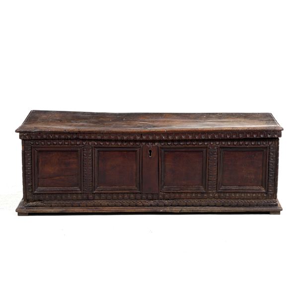 Cassapanca in noce con parte frontale a quattro riquadri. Italia centrale, XVIII secolo