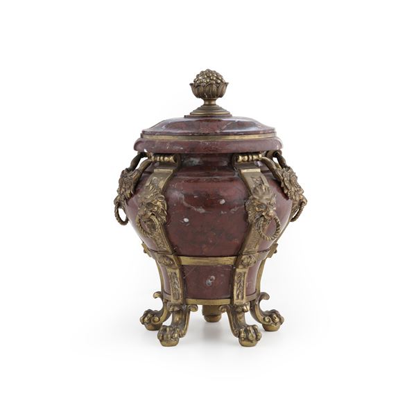 Vaso con coperchio in marmo rosso con applicazioni in bronzo dorato. Francia, stile Luigi XVI, XIX secolo