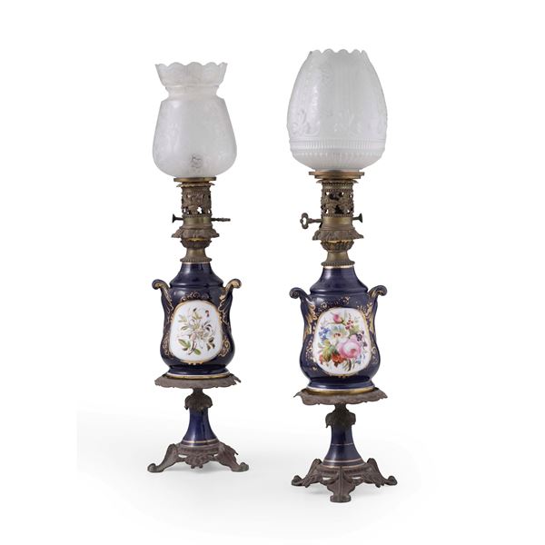 Coppia di lumi a gas in porcellana, vetro e metallo, XIX secolo