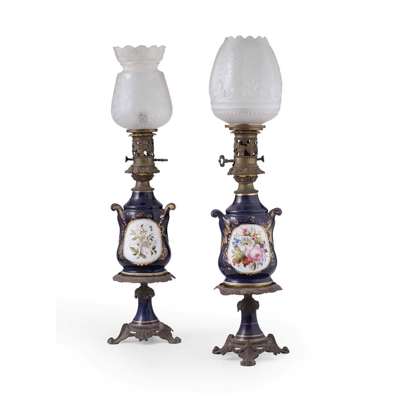 Coppia di lumi a gas in porcellana, vetro e metallo, XIX secolo  - Asta Antiquariato - Cambi Casa d'Aste