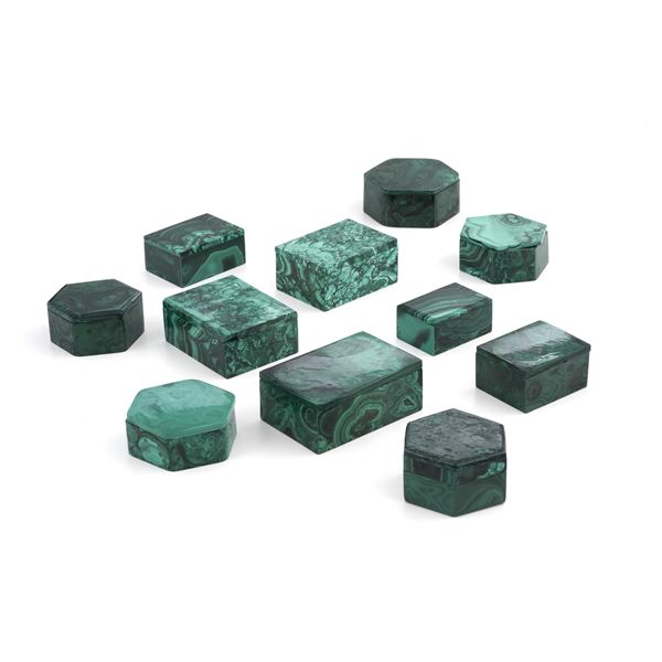 Collezione di undici scatole in malachite di forme diverse. XIX e XX secolo