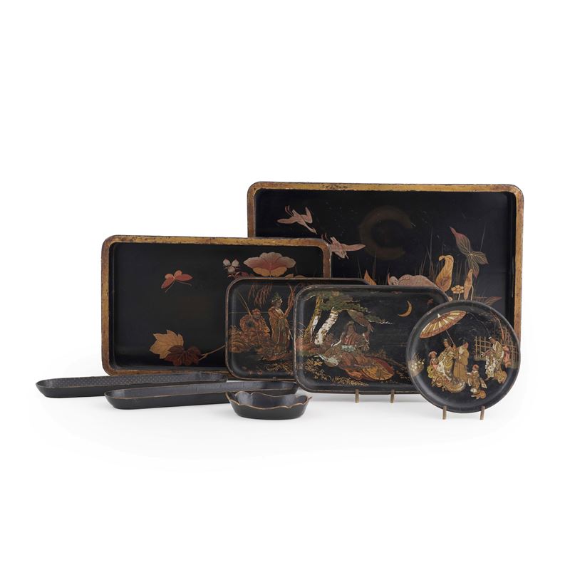 Raccolta di otto vassoi, piattini e porta pennelli in legno laccato e dipinto. Cina, XIX e XX secolo  - Auction Antiques - Cambi Casa d'Aste