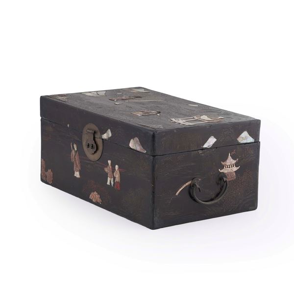 Cassetta da viaggio in legno laccato, intarsiato, con scene di vita Cina, XIX secolo