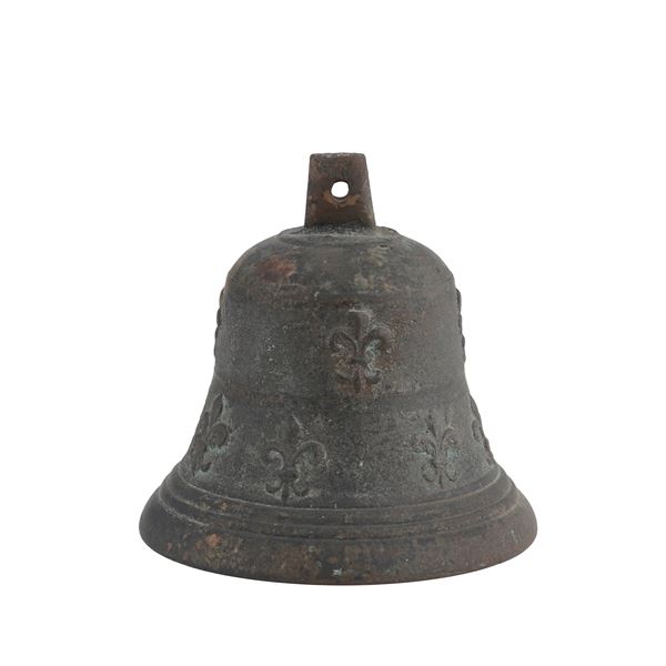 Piccola campana in bronzo con corpo decorato a gigli in rilievo. Italia, XIX secolo